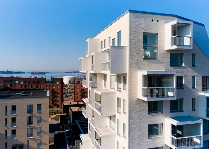 Valokuvanäkymä Hartelan rakentamasta vlkoisesta kerrostalo kohteen ylimmistä kerroksista Kruunuvuorenrannassa