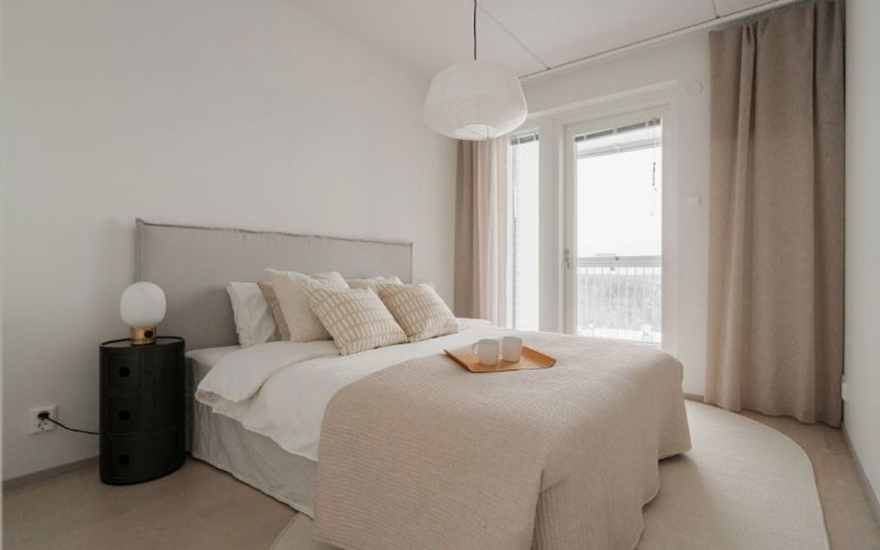 Valokuvanäkymä Kruunuvuorenrannan Kajon asunnon D37 makuuhuone 1:stä