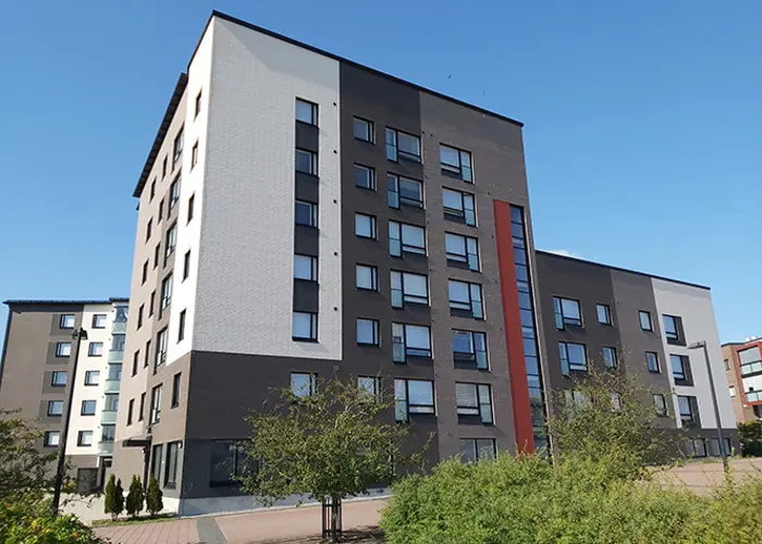 Hartelan TVT Asunnoille toteuttamien Skanssin Kauppamiehen kerrostalojen julkisivut aamuauringossa