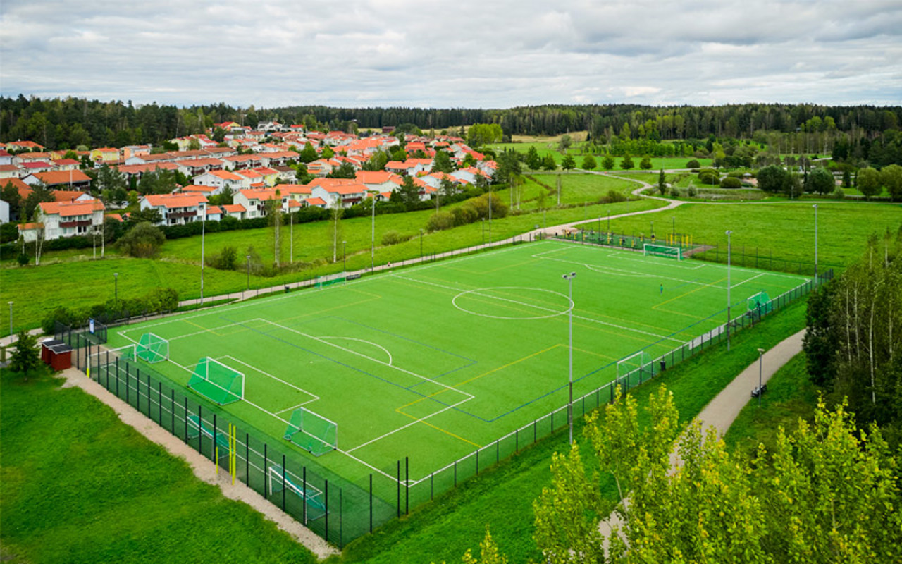 Valokuva Espoon Vanttilan tekonurmesta kesällä 2025