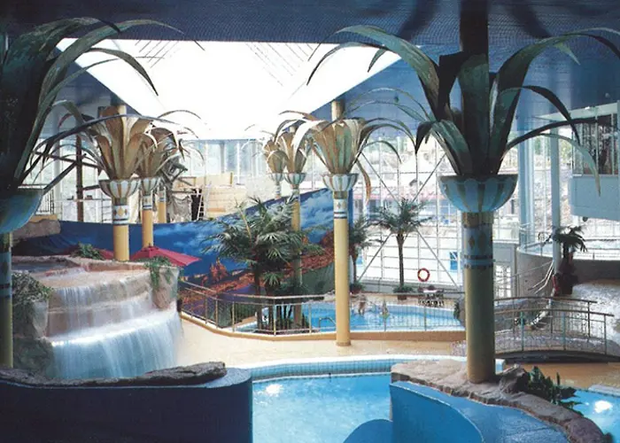 Hartelan rakentama Kylpylä- ja kongressihotelli Caribian kylpyläosasto kesällä 1999