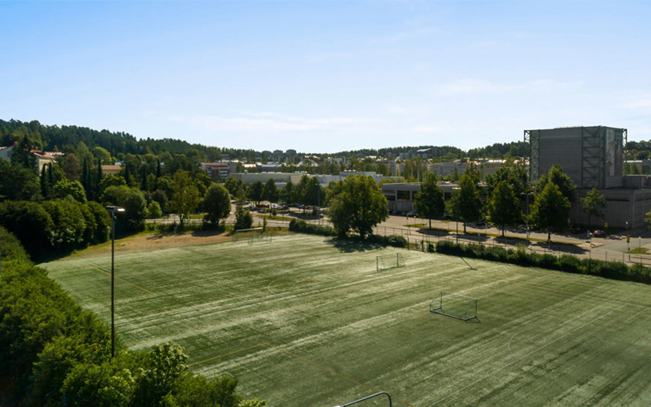 Valokuva kesältä 2025 Lahden Paavolan alueelta tekonurmikenttä