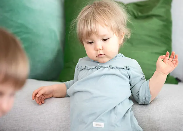 Lapsi leikkii Hartelan rakentamassa päiväkodissa