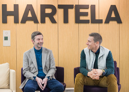 Mika Soinio ja Lari Mallius istuvat tuoleilla ja katsovat toisiaan hymyillen