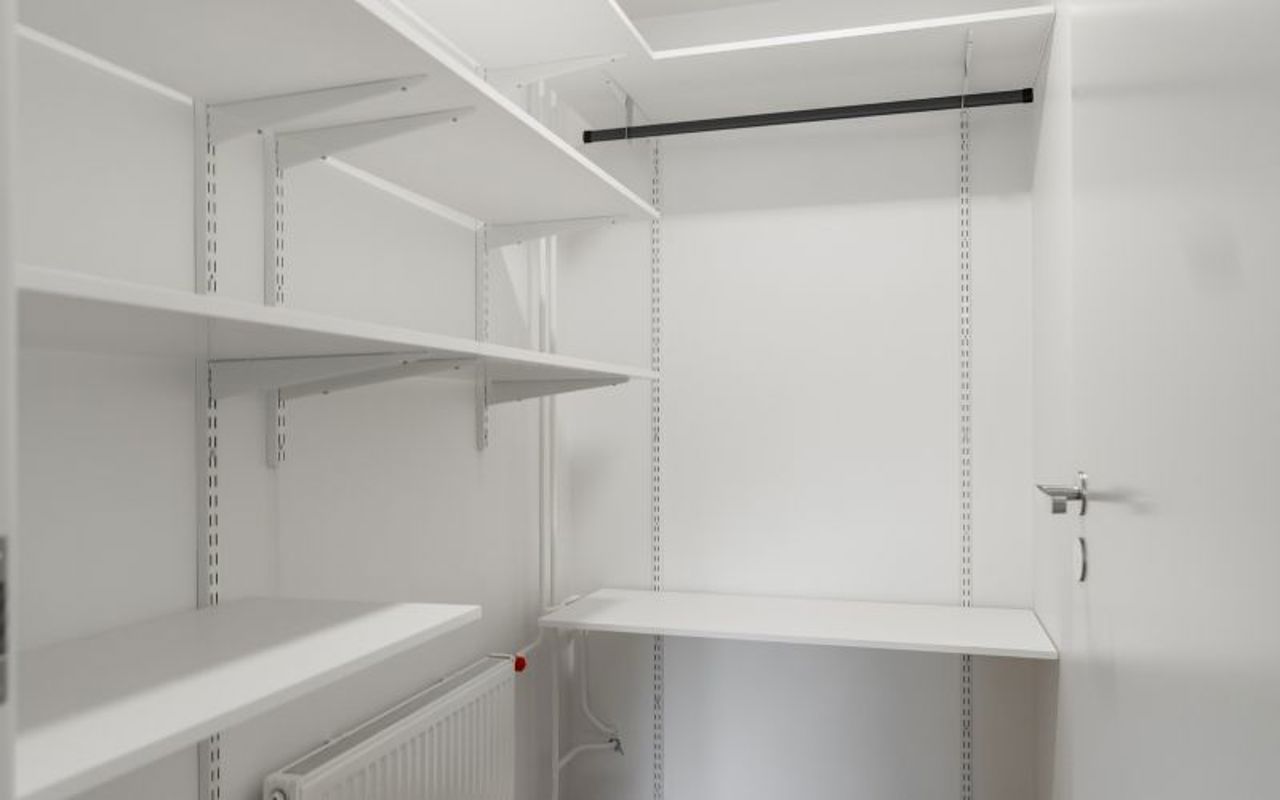 Valokuvanäkymä Lahden Vahva-Jussin Taimen esittelyasunto A1:sen vaatehuone