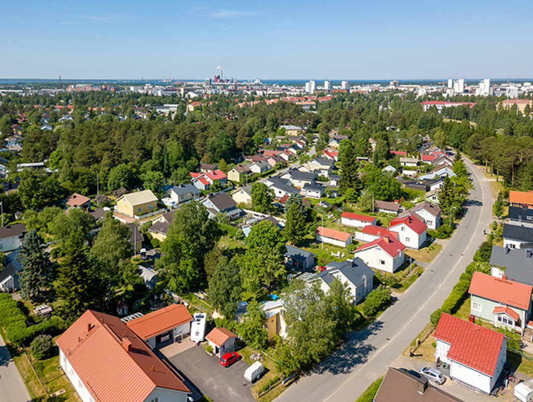 Hartela kesäinen Ilmakuva Oulun Karjasillan pientaloalueesta.