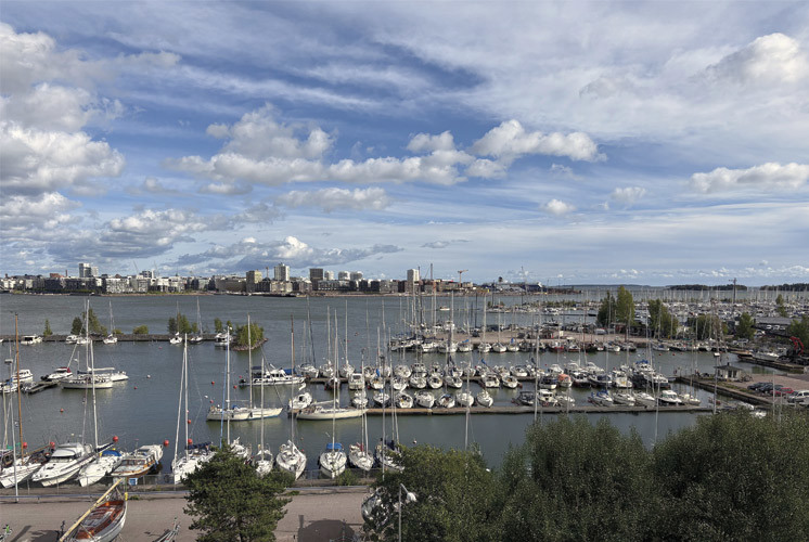 Näkymä nykyisen toimistorakennuksen yläkerroksen parvekkeelta Vattuniemenkadulle ja pienvenesatamaan päin