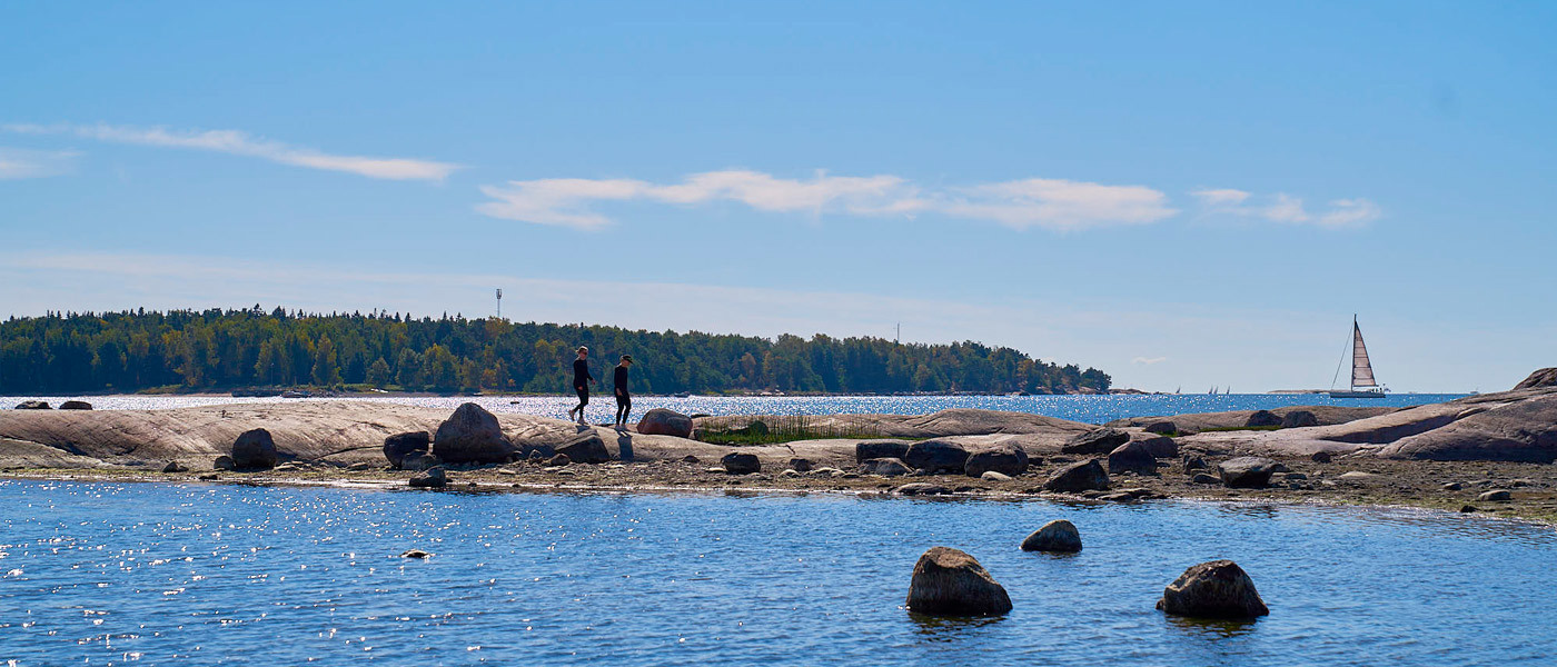 Valokuvanäkymä Helsingin Lauttasaaren rannalta, jossa näkyy meri maisema kallioineen