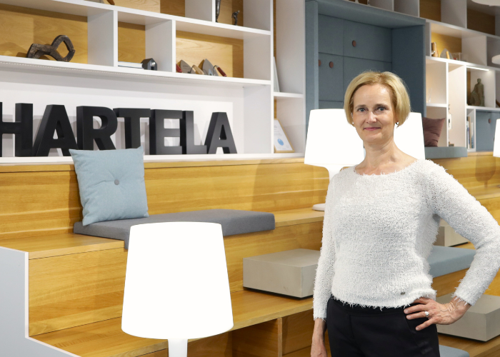 Erika Lindholm seisoo Ilmalan toimiston taukotilassa