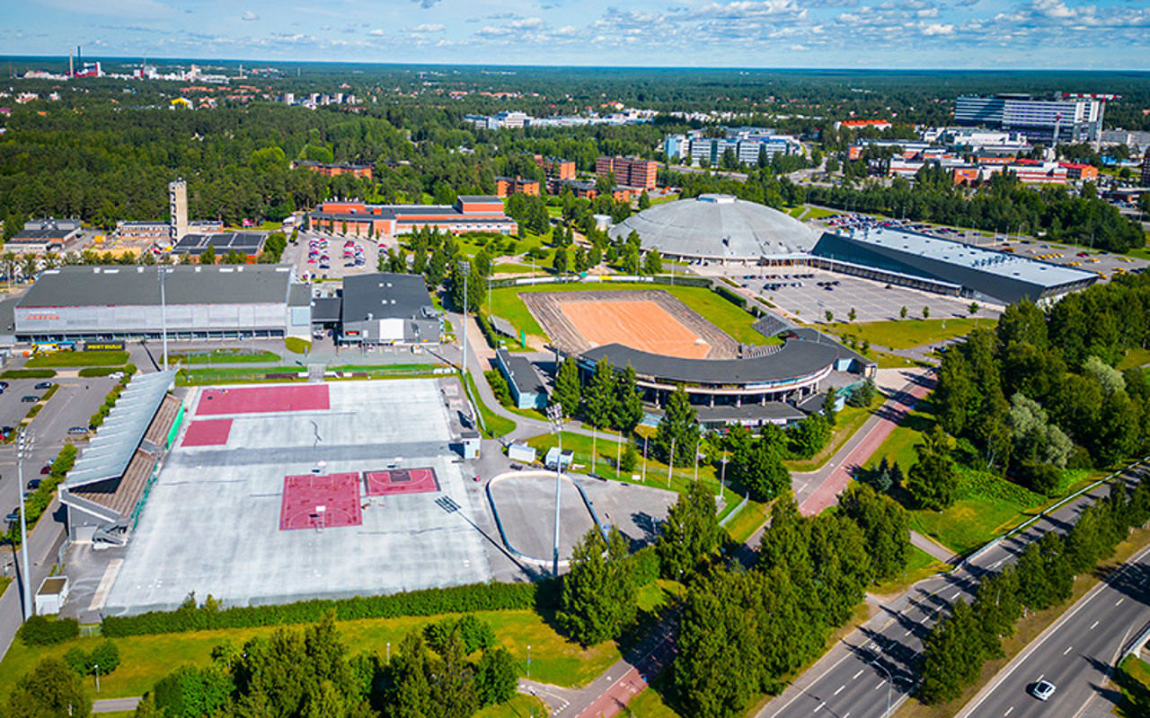 Hartela Raksilan urheilukeskus kesällä ilmasta kuvattuna
