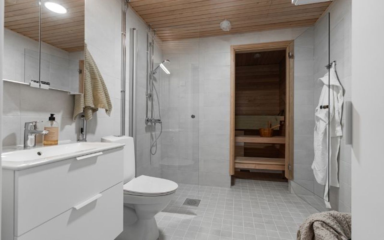 Valokuvanäkymä Lahden Vahva-Jussin Taimen esittelyasunto A1:sen kylpyhuone