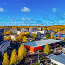 Julan myymälärakennus sijaitsee Konalassa, kauppakeskus Ristikon välittömässä läheisyydessä. 