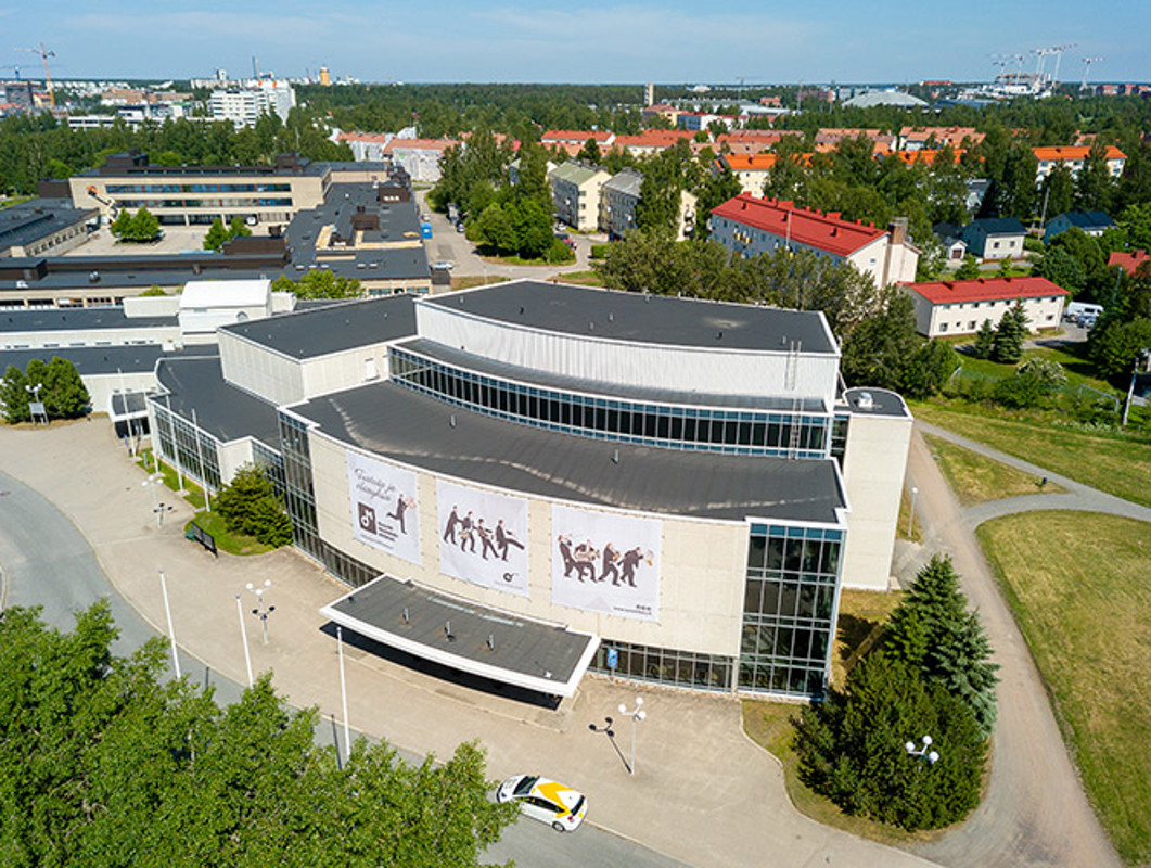 Hartela Oulun Madetojan musiikkikeskus ilmasta kuvattuna