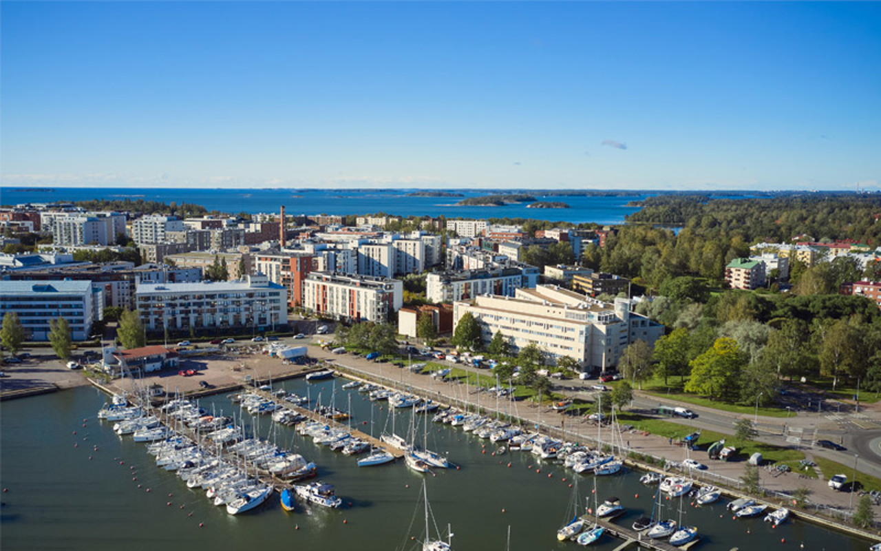 Ilmakuvanäkymä Helsingin Lauttasaaresta Vattuniemen Vattuniemenkadun suuntaan katsottuna kesällä 2025