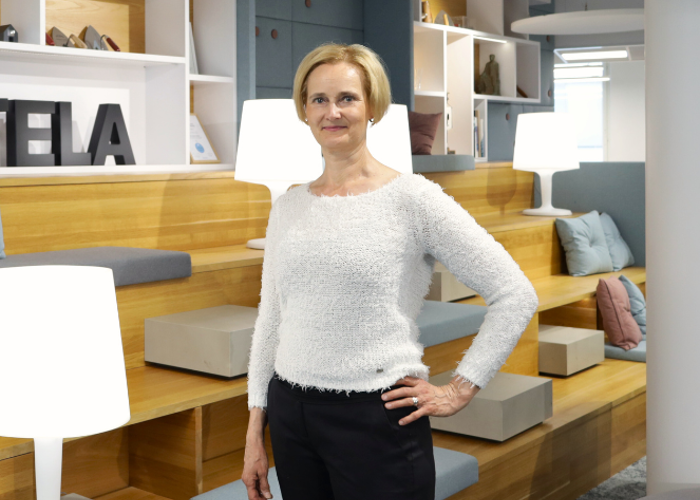 Erika Lindholm seisoo Ilmalan toimiston taukotilassa