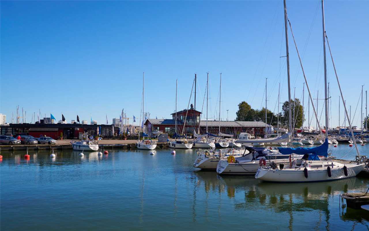 Valokuvanäkymä Helsingin Lauttasaaressa sijaitsevasta venesatamat kesällä 2025