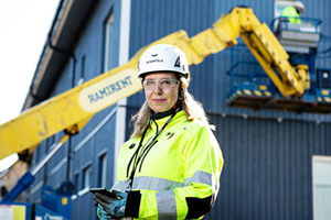 Hartelan työntekijä Sirpa Ek työmaalla