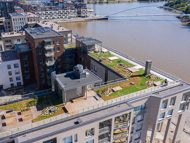 Asunto Oy Sompasaaren Pelagian kattoterassilla voi kuntoilla ja kasvattaa vaikka yrttejä kasvulavoilla