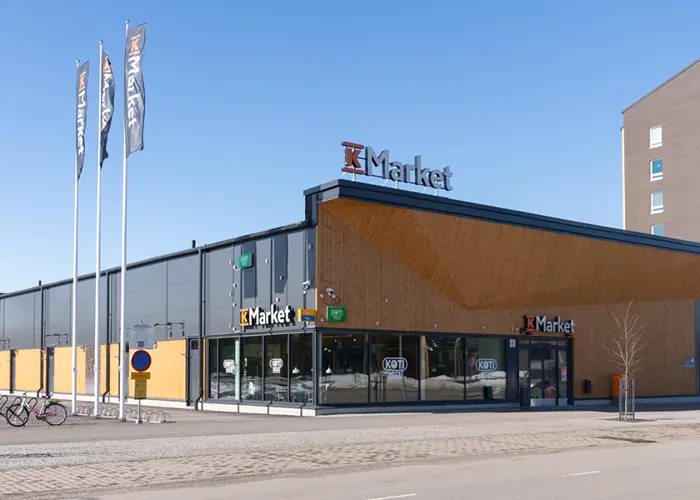 Hartelan rakentama Oulun K-Market Hiukkavaaran julkisivu auringonpaisteessa