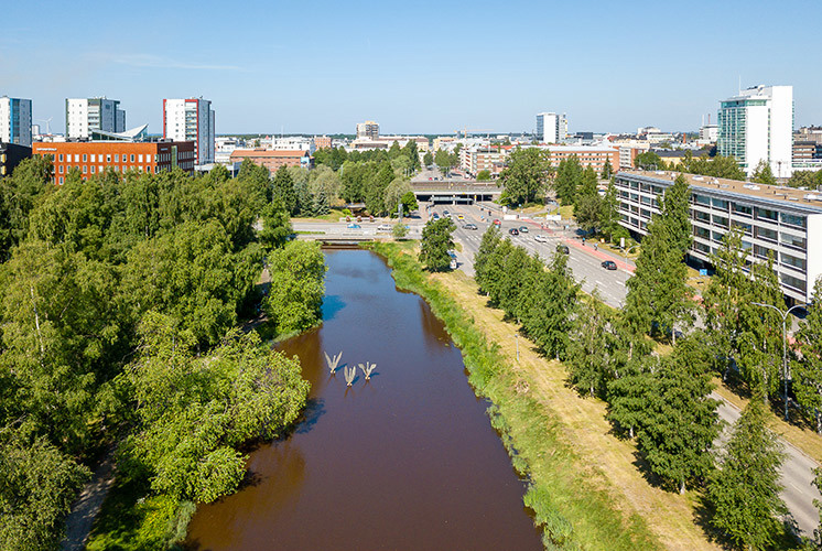 Hartela Oulun Hiirosenojan vesistöä ja ympäröiviä rakennuksia.