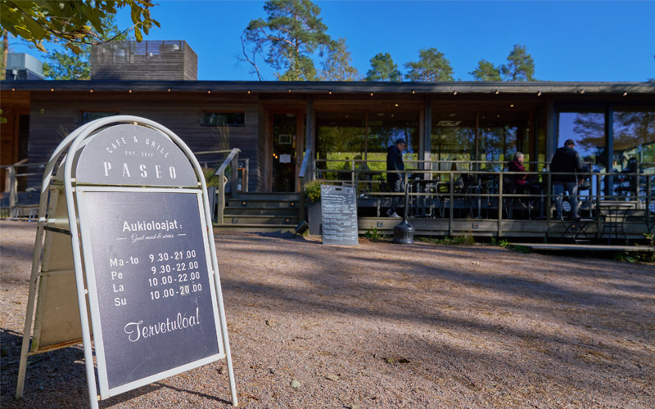 Valokuvanäkymä Lauttasaaren Veijarivuoren uimarannan kupeessä sijaitsevasta kahvilasta