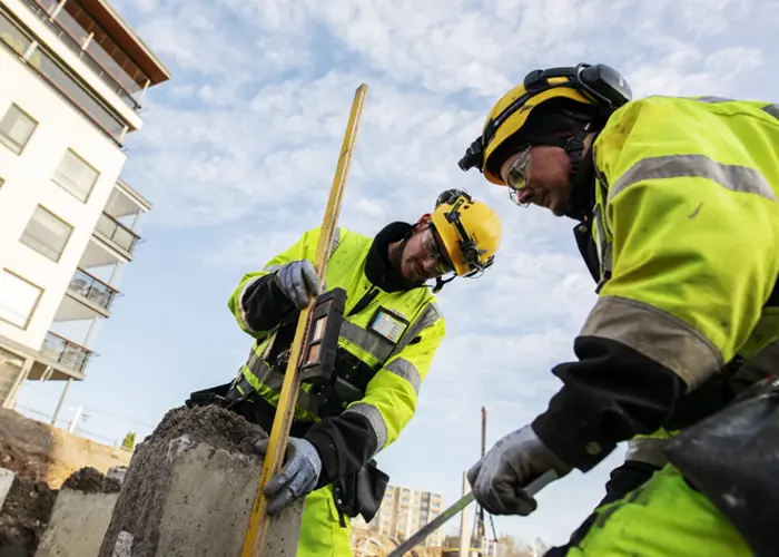 Työntekijät työn touhussa Hartelan työmaalla